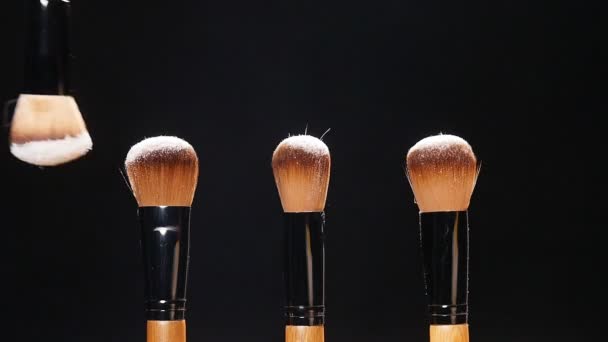 Pincéis de maquiagem com pó cosmético colorido
 - Filmagem, Vídeo