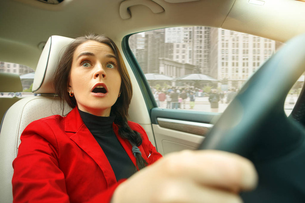 Conduciendo por la ciudad. Mujer atractiva joven conduciendo un coche
 - Foto, imagen