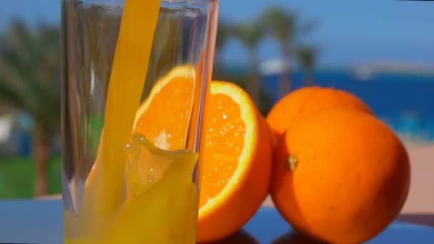 Lähikuva appelsiinimehua kaadetaan lasiin
 - Materiaali, video