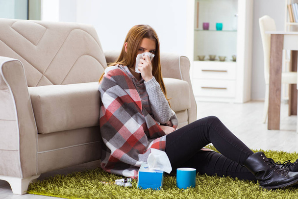 Mujer enferma que sufre de gripe en casa - Foto, Imagen