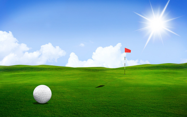Boule de golf dans un parcours
 - Photo, image