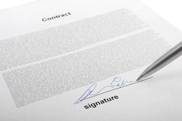 Vertrag unterschreiben, Dokument mit kleinen Buchstaben sieht nicht sicher aus - Foto, Bild