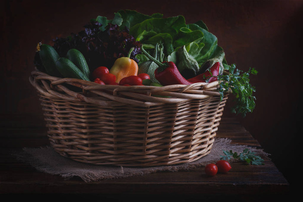 Verduras ecológicas en una cesta
 - Foto, Imagen