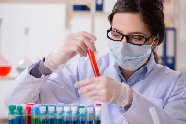 Kobieta chemik pracuje w laboratorium szpitalnym - Zdjęcie, obraz