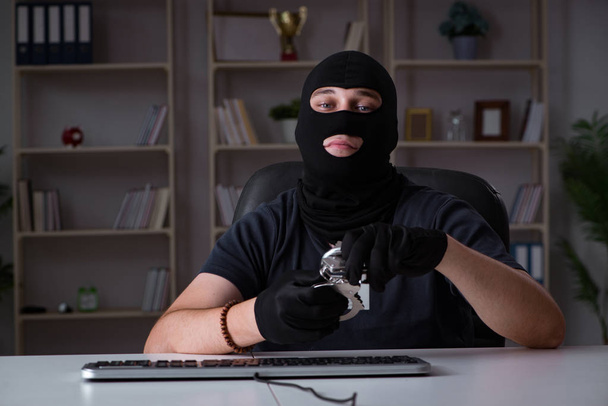 Хакер взламывает компьютер поздно ночью - Фото, изображение