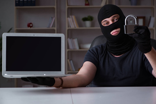 Хакер зламує комп'ютер пізно вночі
 - Фото, зображення