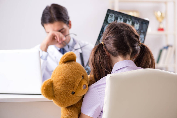 Mała dziewczynka odwiedza lekarza na regularne badania kontrolne - Zdjęcie, obraz
