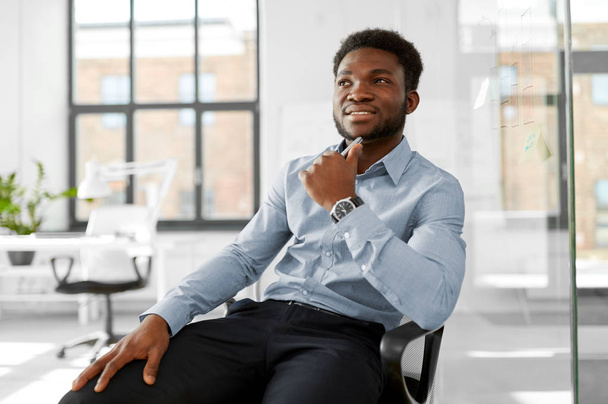 african businessman sitting on office chair - Foto, immagini