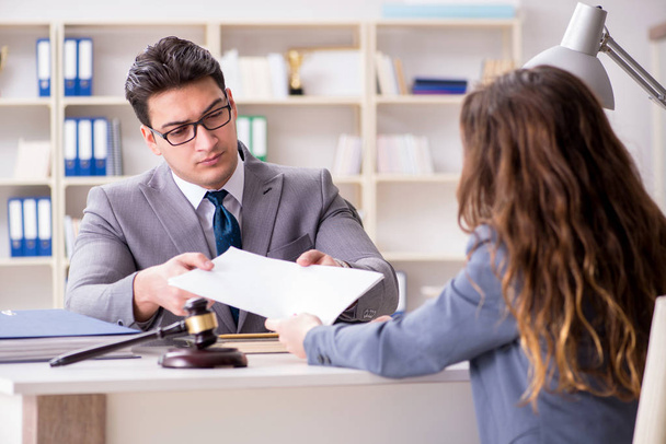 адвокат обговорює юридичну справу з клієнтом
 - Фото, зображення