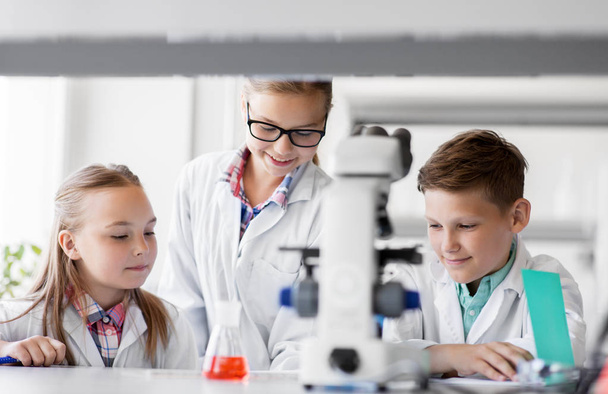 kids studying chemistry at school laboratory - Fotoğraf, Görsel