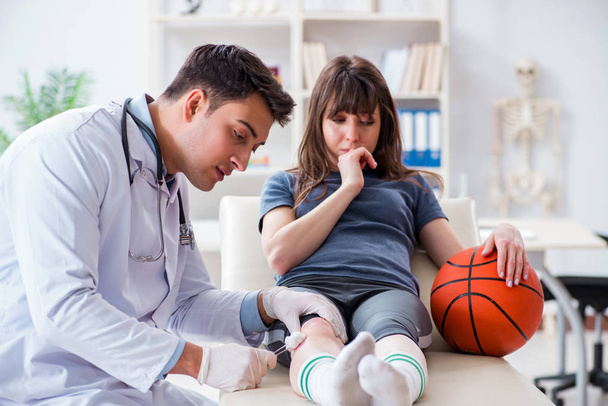Joueuse de basket-ball médecin visiteuse après blessure - Photo, image