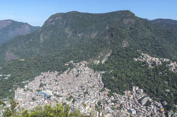 Shanty miasto Rocinha na szczycie wzgórza - Zdjęcie, obraz