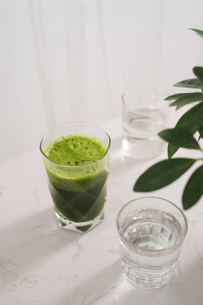 Gezonde groene smoothie. Natuurlijke, organische gezonde SAP in fles voor gewichtsverlies dieet - Foto, afbeelding