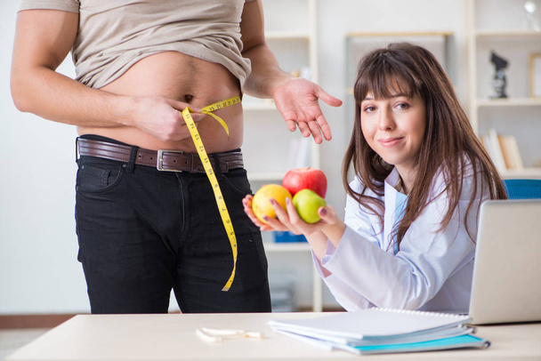 Γιατρός διαιτολόγος δίνει συμβουλές για το λίπος υπέρβαρος ασθενής - Φωτογραφία, εικόνα