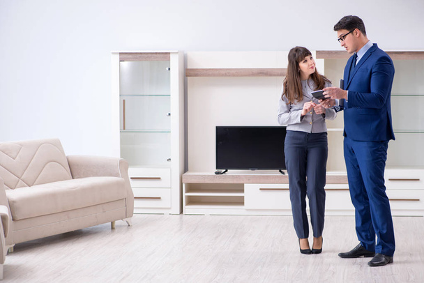 Real estate agent showing new apartment to owner - 写真・画像