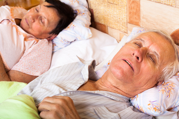 Senior koppel slapen - Foto, afbeelding