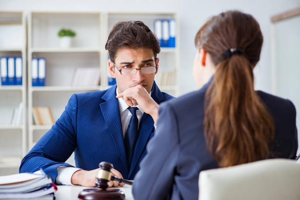 Abogado hablando con su cliente en la oficina - Foto, Imagen