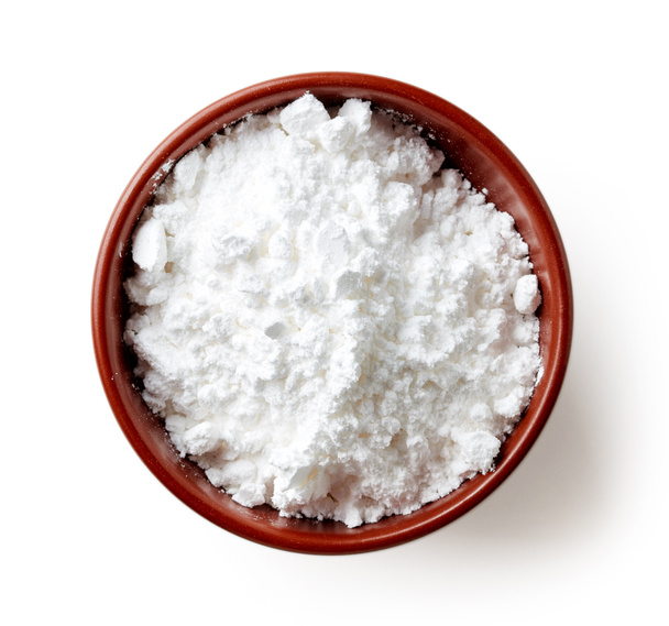 Kom van poeder suiker geïsoleerd op een witte achtergrond, bovenaanzicht - Foto, afbeelding