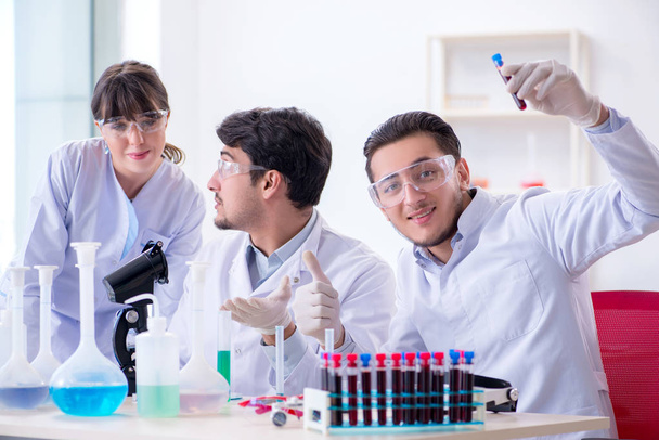 Equipo de químicos trabajando en el laboratorio - Foto, Imagen