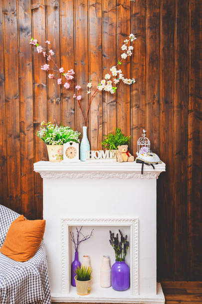 gezellig huis interieur, klok, vaas met bloemen, toy bear, sofa - Foto, afbeelding