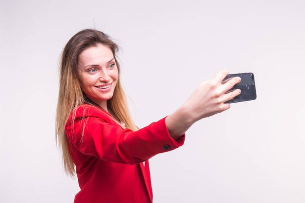 スタジオで selfie を作る若い金髪女性 - 写真・画像