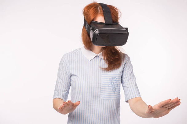 Jovem feliz ruiva usando um fone de ouvido realidade virtual
 - Foto, Imagem