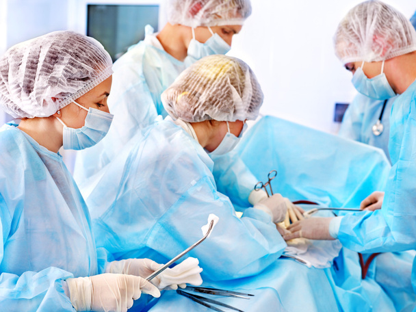 Chirurg pracující na operačním sále. - Fotografie, Obrázek