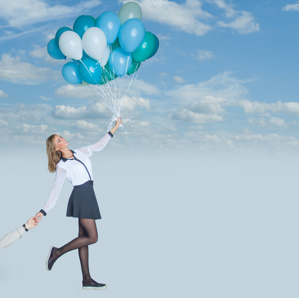Беззаботная девушка против неба с воздушными шарами
 - Фото, изображение