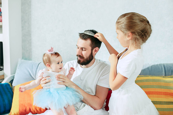 The happy father and his baby daughters at home - Φωτογραφία, εικόνα