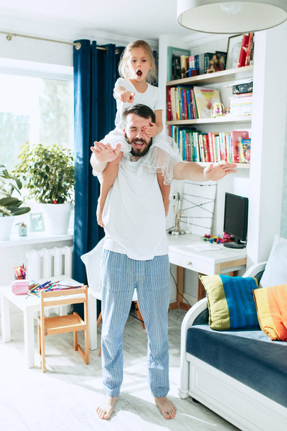 Father and his six years kid girl at home - Foto, imagen
