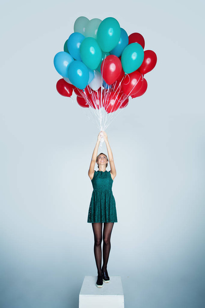 Femme insouciante avec des ballons colorés, concept de vacances
 - Photo, image