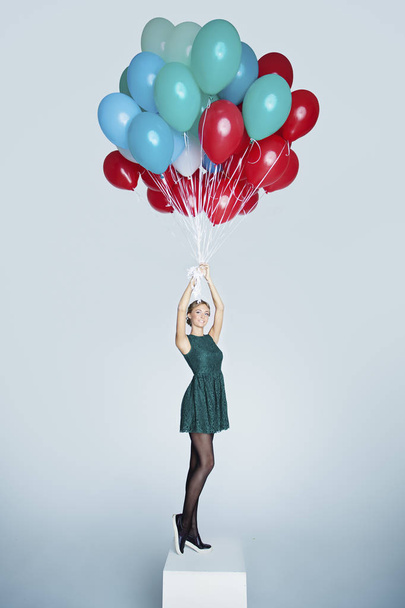 Ανέμελη γυναίκα με πολύχρωμα μπαλόνια, τα έννοια Ενοικιαζόμενα - Φωτογραφία, εικόνα