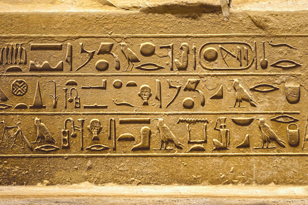 Karnak Tapınağı, tapınağın kalıntıları, duvarda kabartmalı hiyeroglifler. - Fotoğraf, Görsel