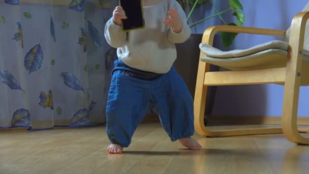 Magnifique enfant fait les premiers pas hésitants
 - Séquence, vidéo
