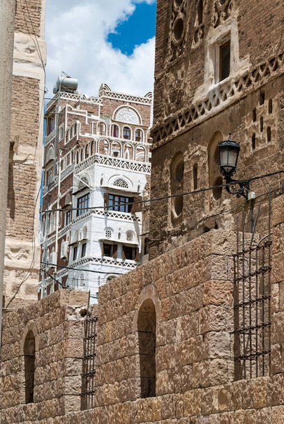 Παραδοσιακά κτίρια πολυώροφα φτιαγμένο από πέτρα στο Σάνα της Υεμένης - Φωτογραφία, εικόνα