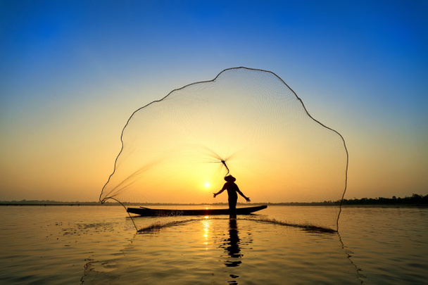 hombre lanzar una forma de red al norte de Tailandia
 - Foto, Imagen