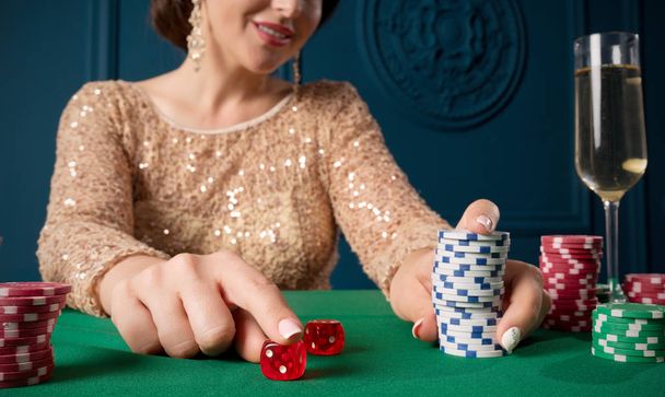 Beautiful woman playing in casino - Foto, Imagem