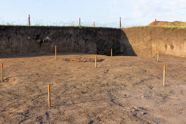 archäologische Ausgrabungen, Überreste der Siedlung, die Sensen - Foto, Bild