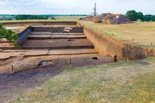 escavações arqueológicas, restos do assentamento, os citas
 - Foto, Imagem