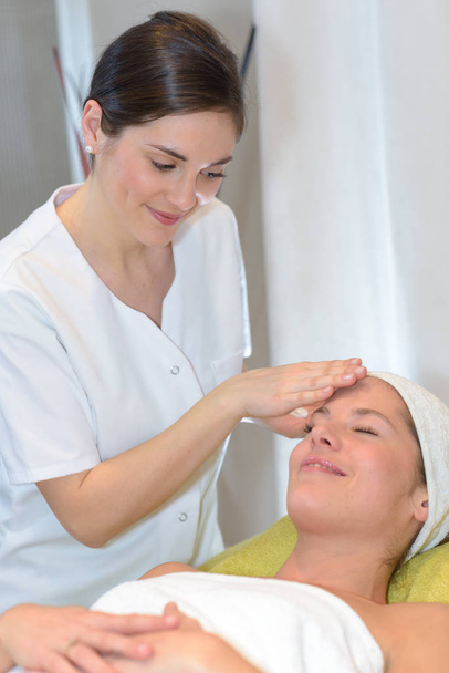 brunette getting head massage spa treatment - Fotografie, Obrázek