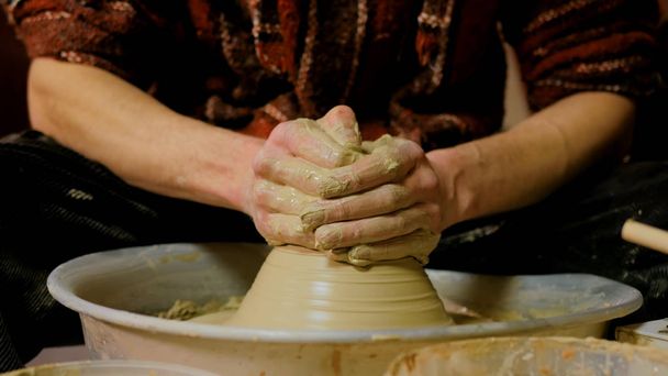 Ceramista professionista di sesso maschile che lavora con argilla sulla ruota vasai
 - Foto, immagini