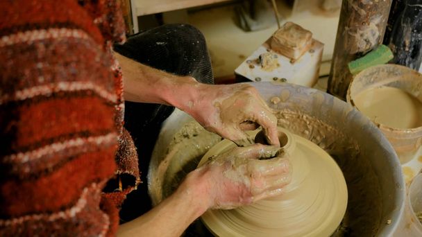 陶芸教室でマグカップを作るプロの男性陶芸家 - 写真・画像