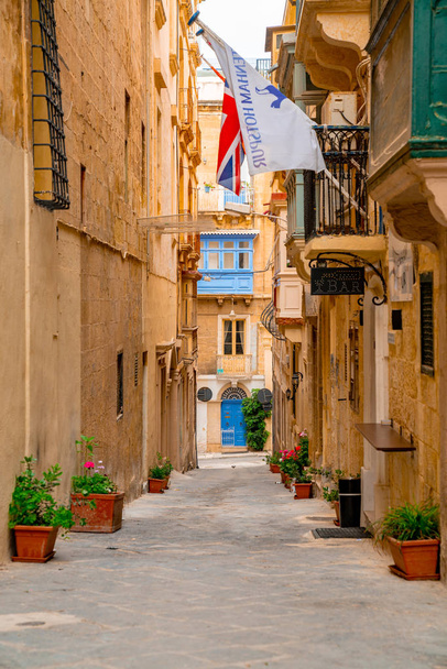 Valletta, Malta - The traditional houses, narrow streets and walls of Valletta, the capital city of Malta on an early summer morning before sunrise - Zdjęcie, obraz