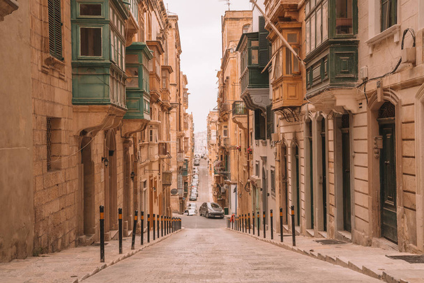 Valletta, Malta - The traditional houses, narrow streets and walls of Valletta, the capital city of Malta on an early summer morning before sunrise - Fotó, kép