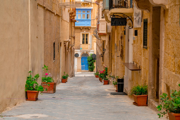 Valletta, Malta - The traditional houses, narrow streets and walls of Valletta, the capital city of Malta on an early summer morning before sunrise - 写真・画像