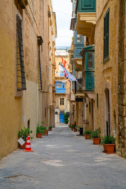 Valletta, Malta - The traditional houses, narrow streets and walls of Valletta, the capital city of Malta on an early summer morning before sunrise - Zdjęcie, obraz