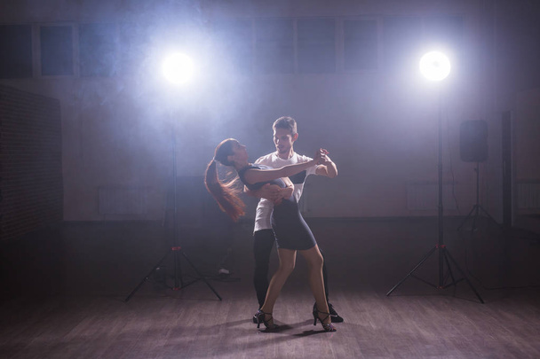 Casal jovem dança latina Bachata, merengue, salsa. Dois pose elegância na aula de dança
 - Foto, Imagem
