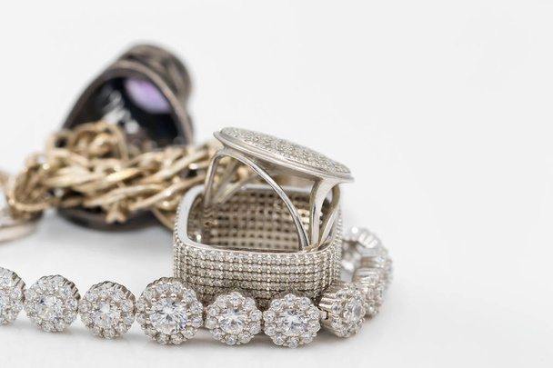 разнообразие серебряных украшений: кольца, серьги и кулон
 - Фото, изображение