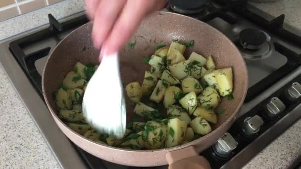Auparavant cuit jeune pomme de terre frite sur la poêle avec des oignons de printemps
  - Séquence, vidéo