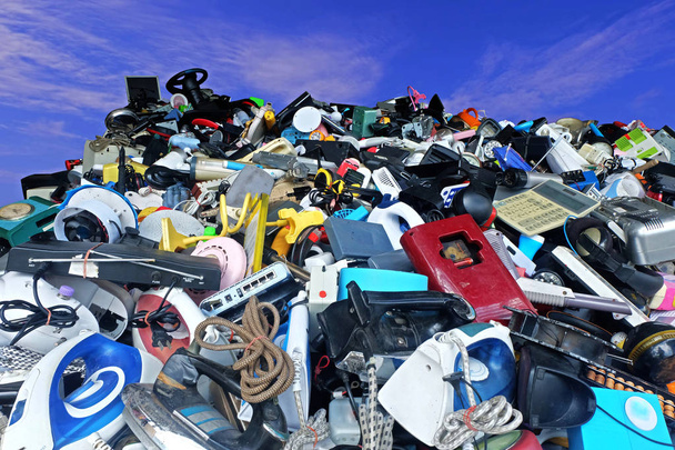 青い空と雲の背景、再利用とリサイクルの自然概念の損害パイル使用の電子と壊れた家庭用廃棄物課 - 写真・画像